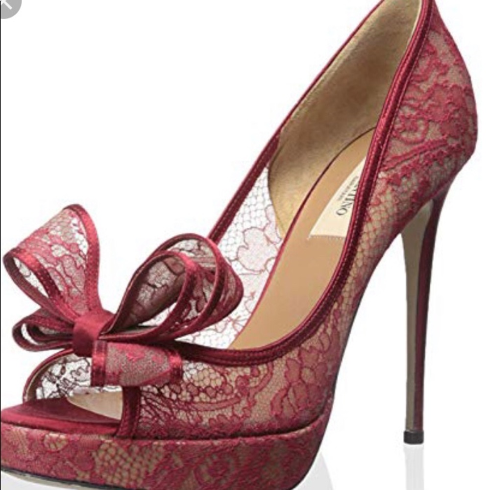 Valentino woman’s lace pump with bow size 9